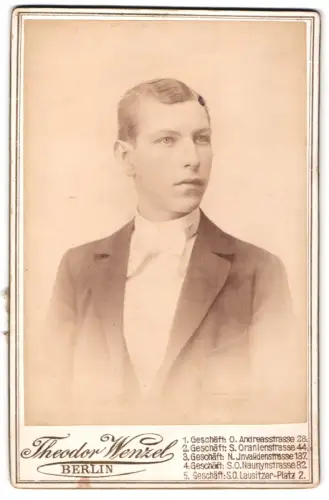 Fotografie Theodor Wenzel, Berlin, Andreasstrasse 28, Porträt eines jungen Mannes