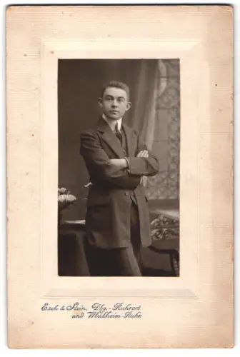 Fotografie Esch & Stein, Mülheim /Ruhr, Junger Mann in Anzug