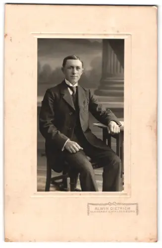 Fotografie Alwin Dietrich, Glauchau, Herr in Anzug auf Stuhl sitzend