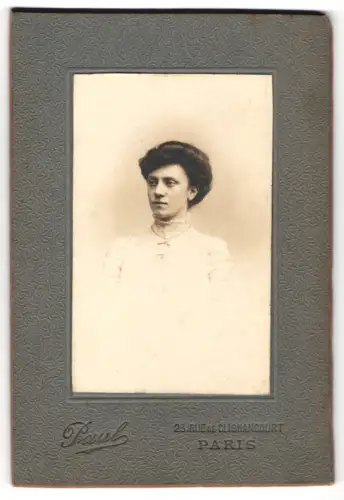 Fotografie Paul, Paris, Rue de Clignancourt 23, Dame im eleganten Kleid