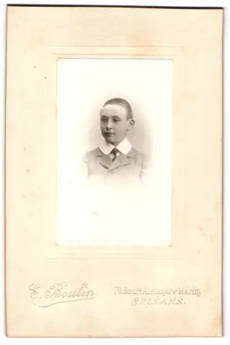 Fotografie E. Boulin, Orléans, Boulevard Alexandre Martin 70, Porträt eines jungen Mannes