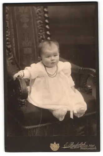 Fotografie E. Rudolph, Hof, Lorenzstrasse 3, Kind auf prächtigem Stuhl
