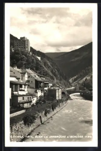 AK Landeck /Tirol, Blick von der Innbrücke zum Schloss