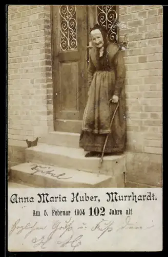 AK Murrhardt, Anna Maria Huber, am 5. Februar 1904 102 Jahre alt, Portrait vor Hauseingang