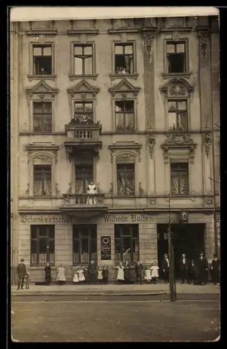Foto-AK Düsseldorf, Gasthaus Wilhelm Bolten mit kleiner Versammlung, 1910