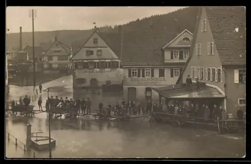 Foto-AK Altensteig, Hochwasser 1919, Platz mit Menschen auf provisorischer Brücke, Baugeschäft, Schuhgeschäft