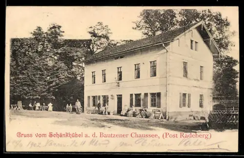 AK Radeberg, Gasthaus Schänkhübel a. d. Bautzener Chaussee, mit Gästen an Aussentischen