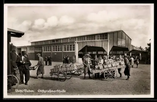 AK Bühl /Baden, Obstgrossmarkthalle, Obsthändler mit Ware auf Karren