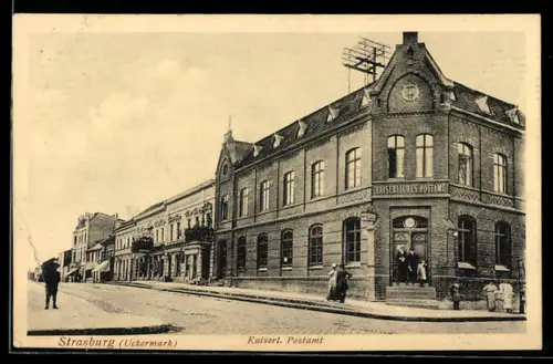 AK Strasburg /Uckermark, Kaiserliches Postamt mit Passanten