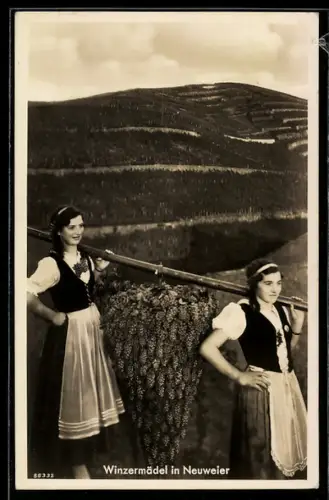 AK Neuweier, Winzermädel mit Reben