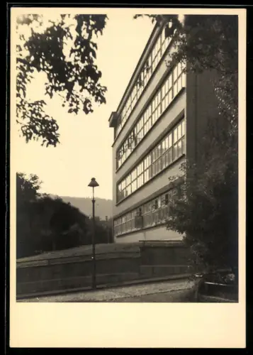 Foto-AK Jena, Partie vor einem Bürogebäude