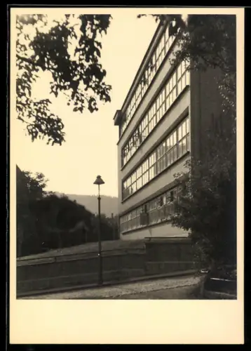 Foto-AK Jena, Partie vor einem Bürogebäude