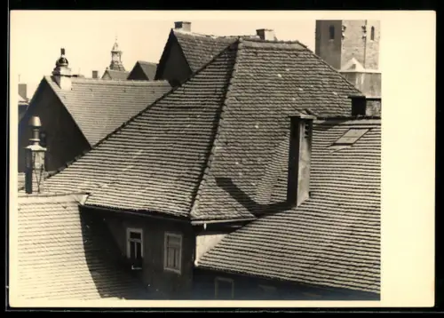 Foto-AK Jena, Häuserdächer mit Kirchturm im Hintergrund