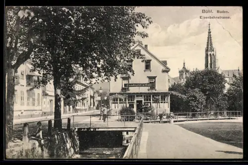 AK Bühl /Baden, Partie in der Eisenbahnstrasse mit Kirche
