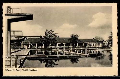 AK Bünde i. Westf., Partie im städtischen Freibad mit Sprungturm