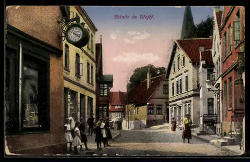 AK Bünde in Westf., Strassenpartie mit Geschäften und Passanten