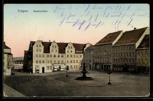 Goldfenster-AK Torgau, Partie am Marktplatz mit Brunnen