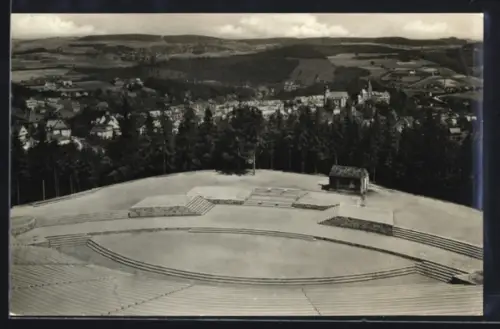 AK Schwarzenberg i. sächs. Erzgeb., Thingstätt im Stadtpark Rockelmann, Blick auf die Stadt
