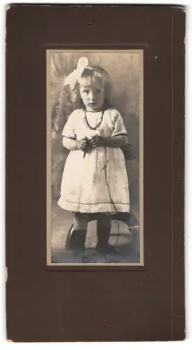 Fotografie A. Dick, Krofdorf, Kleines Mädchen mit Schleife im Haar