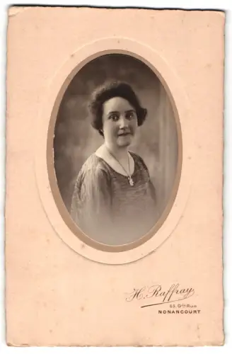 Fotografie H. Raffray, Nonancourt, 63 Gde Rue, Portrait einer Frau