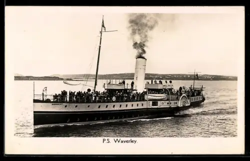 AK Raddampfer P.S. Waverley mit Passagieren an Deck vor Küste, Passagierschiff