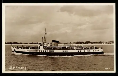 AK Passagierschiff M.V. Brading mit zahlreichen Passagieren an Deck