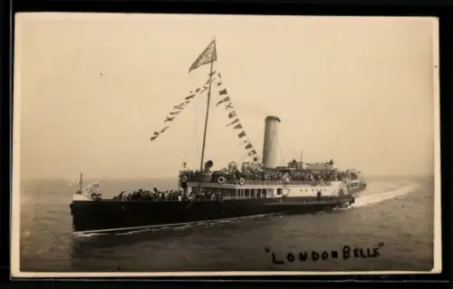 Foto-AK Raddampfer London Belle hohe Fahrt laufend, Passagierschiff
