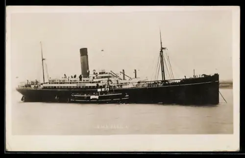 Foto-AK Passagierschiff R.M.S. Arawa vor Anker liegend