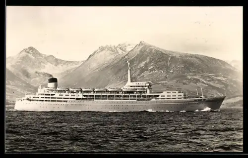 AK Passagierschiff S.S. Southern Cross der Shaw Savill Line vor der Küste