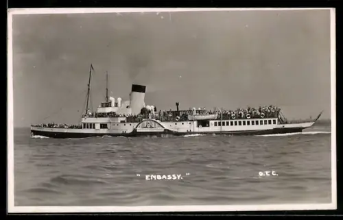 Foto-AK Raddampfer Embassy mit zahlreichen Passagieren an Deck, Passagierschiff