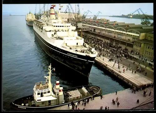 AK Polnisches Passagierschiff TSS Stefan Batory im Hafen von Gdynia, Schlepper Kronos an der Kaimauer