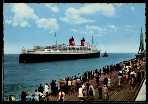 AK Cuxhaven, Passagierschiff TS Hanseatic passiert das Steubenhöft