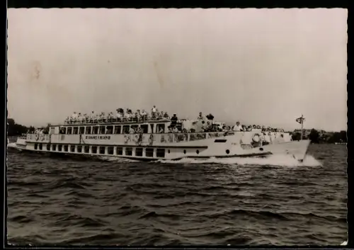 AK Luxusfahrgastschiff Johannes R. Becher der Weissen Flotte Berlin in voller Fahrt, Binnenschiff