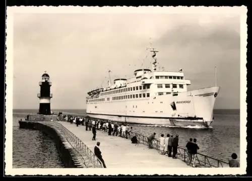 AK Eisenbahnfährschiff Warnemünde passiert die Mole von Warnemünde