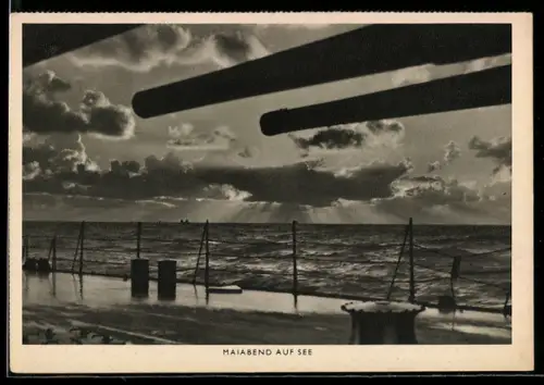 AK Drillingsgeschütz eines Kreuzers der Kriegsmarine in der Abenddämmerung im Mai auf See