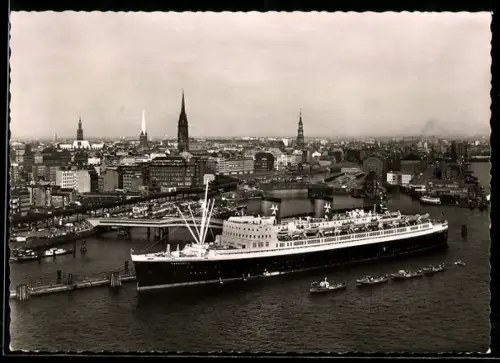 AK Hamburg, Passagier-Schnelldampfer Hanseatic an der Überseebrücke, Passagierschiff