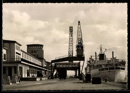 AK Passagierschiff M.S. Seven Seas festgemacht an der Kaimauer