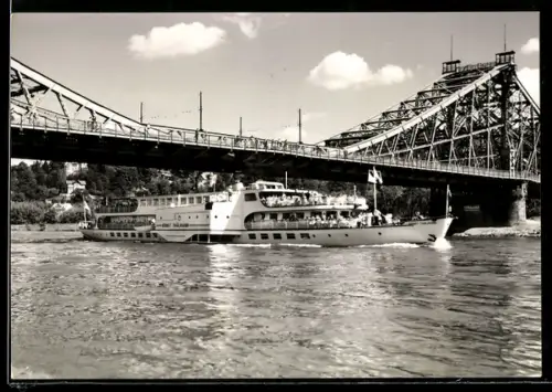 AK Dresden, MS Ernst Thälmann am Blauen Wunder, Seitenraddampfer bei der Brückendurchfahrt, Elbe