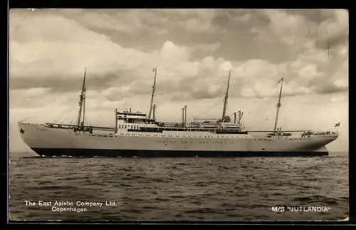 AK Dänisches Passagierschiff M.S. Jutlandia der East Asiatic Company Ltd. auf See