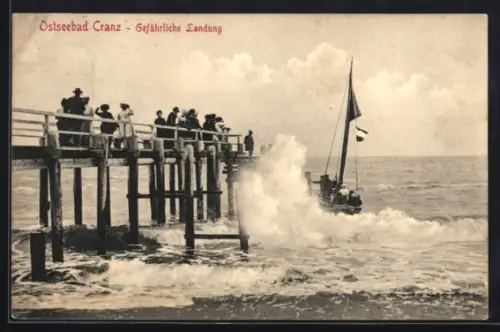 AK Cranz, Urlauber auf Seebrücke, Segelboot beim Anlanden in der Brandung