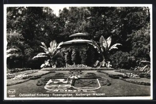 AK Kolberg, Ostseebad, Rosengarten mit Kolberger Wappen