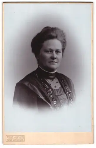 Fotografie Atelier Wertheim, Berlin, Leipzigerstr., Porträt einer eleganten Frau