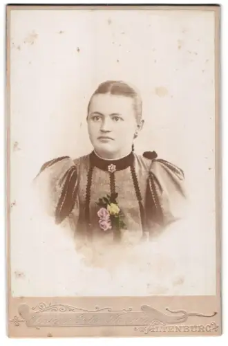 Fotografie Atelier Gebr. Koenig, Altenburg, Ernst-Strasse 14, Porträt einer Dame mit Blumen