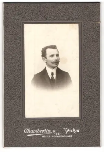 Fotografie Chamberlin, Paris, Boulevard Rochechouart 63, Porträt eines Mannes im Anzug