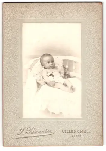 Fotografie J. Poëncier, Villemomble, Sitzendes Kleinkind auf einem Stuhl
