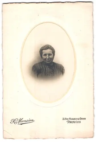 Fotografie R. Mansion, Provins, 31 Rue Hugues-Le-Grand, Mme Villadui im Porträt