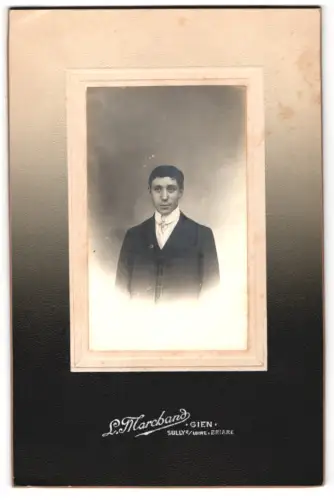 Fotografie L. Marchand, Gien, Porträt eines jungen Mannes