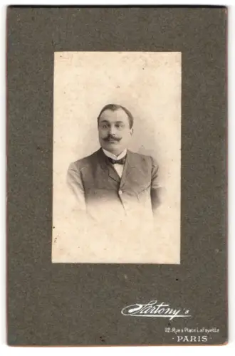 Fotografie Sartony, Paris, Rue a Place Lafayette 112, Herr im Anzug mit Schnurrbart