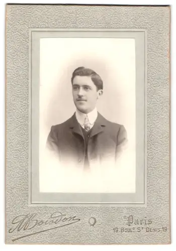 Fotografie Boisdons, Paris, 19 Boulevard Saint-Denis, Porträt eines jungen Mannes