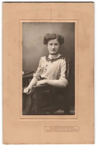 Fotografie Alwin Dietrich, Glauchau, Elegante Frau im Atelier